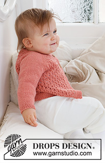 Cotswolds Cardigan / DROPS Baby 43-2 - Baby raglánový propínací svetr s krajkovým vzorem pletený shora dolů z příze DROPS Flora. Velikost 0 – 2 roky.