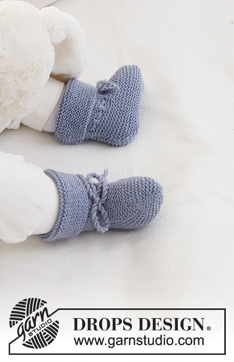 Lavender Socks / DROPS Baby 43-21 - Gebreide sloffen voor baby’s en kinderen in DROPS BabyMerino. Het werk wordt gebreid in ribbelsteek. Maten: Prematuur - 4 jaar.
