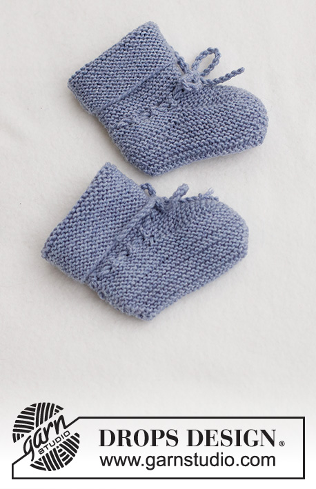 Lavender Socks / DROPS Baby 43-21 - Gestrickte Hausschuhe für Babys und kleine Kinder in DROPS BabyMerino. Die Arbeit wird kraus rechts gestrickt. Größe Frühchen - 4 Jahre.
