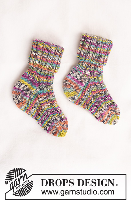 Fantasy Land Socks / DROPS Baby 43-24 - Gebreide sokken voor baby’s en kinderen in DROPS Fabel. Het werk wordt gebreid met boordsteek. Maten 0 - 4 jaar.