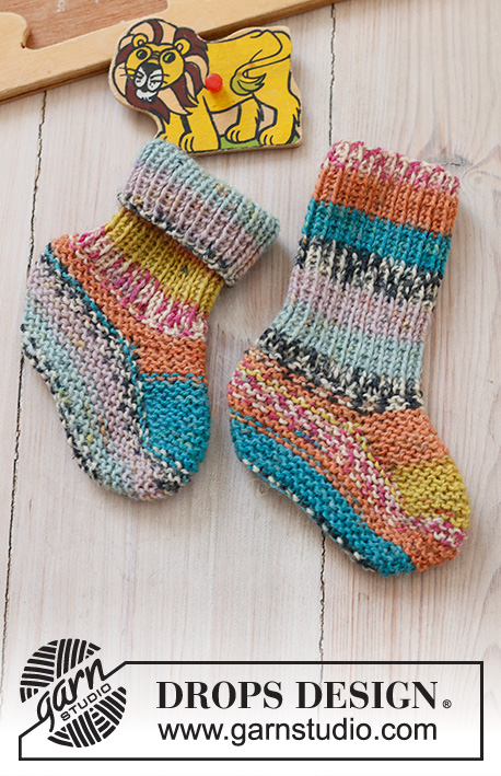 Country Flair Socks / DROPS Baby 43-25 - Chaussons tricotés pour bébé et enfant, en DROPS Fabel. Du 0 au 4 ans.
