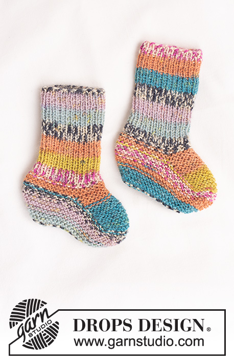 Country Flair Socks / DROPS Baby 43-25 - Pantufas tricotadas para bebé e criança, em DROPS Fabel. Tamanhos: 0 - 4 anos.