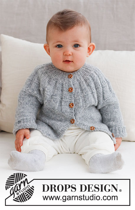 Sweet Gleam Cardigan / DROPS Baby 43-6 - Baby propínací svetr s plastickým kruhovým sedlem pletený shora dolů z příze DROPS Sky. Velikost: nedonošenci až 2 roky.