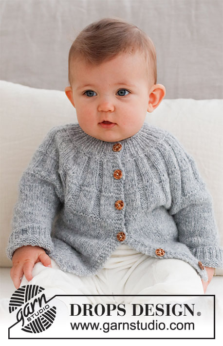 Sweet Gleam Cardigan / DROPS Baby 43-6 - Baby propínací svetr s plastickým kruhovým sedlem pletený shora dolů z příze DROPS Sky. Velikost: nedonošenci až 2 roky.