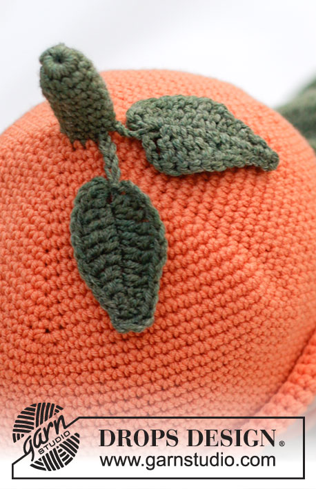 Sweet Tangerine Hat / DROPS Baby 45-11 - Gorro laranja / tangerina crochetado para bebé em DROPS BabyMerino. Crocheta-se de baixo para cima, com pé e folhas. Tamanhos: 0 - 4 anos