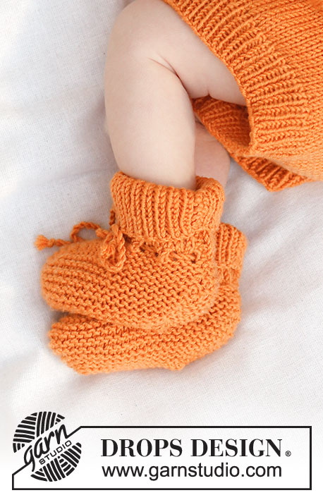 Orange Muffin Slippers / DROPS Baby 45-20 - Chaussons tricotés pour bébé en DROPS BabyMerino. Se tricotent de haut en bas, au point mousse. Du 0 au 4 ans