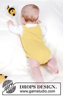 Bumblebee Romper / DROPS Baby 45-3 - Dětské kalhotky/ body s laclem pletené shora dolů vroubkovým vzorem z příze DROPS BabyMerino. Velikost 0 až 4 let.
