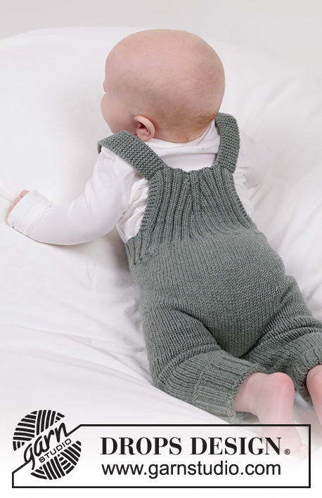 Good Times Overall / DROPS Baby 45-7 - Dětský overal pletený pružným vzorem a lícovým žerzejem shora dolů z příze DROPS Merino Extra Fine. Velikost 0 až 4 roky.