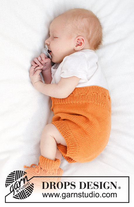 Orange Muffin Shorts / DROPS Baby 45-8 - Stickade shorts till baby i DROPS BabyMerino. Arbetet stickas uppifrån och ner i slätstickning. Storlek 0 – 4 år.