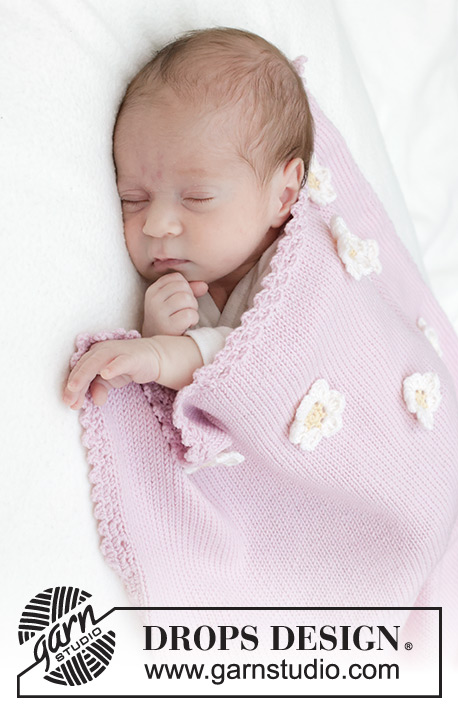 Little Daisy Blanket / DROPS Baby 46-1 - Vauvan neulottu peitto DROPS BabyMerino -langasta. Työssä on sileää neuletta, virkattu reunus ja virkattuja kukkia. Teema: Vauvanpeitto