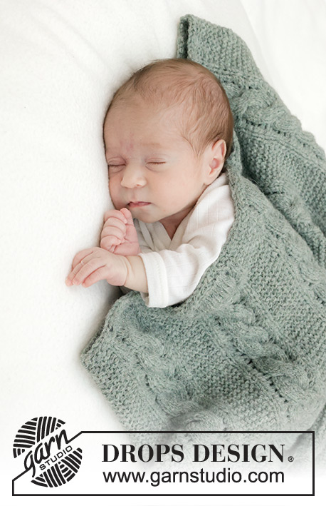 Soft Dream Blanket / DROPS Baby 46-11 - Gebreide babydeken in DROPS Sky. Het werk wordt heen en weer gebreid, met kabels en ribbelsteek.