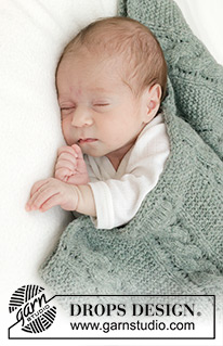 Soft Dream Blanket / DROPS Baby 46-11 - Gebreide babydeken in DROPS Sky. Het werk wordt heen en weer gebreid, met kabels en ribbelsteek.