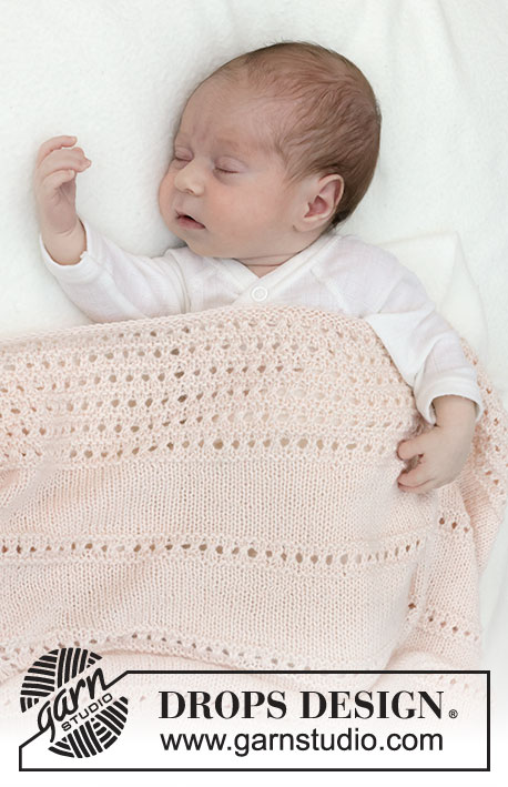 Dream Sand Blanket / DROPS Baby 46-12 - Strikket babyteppe i DROPS BabyMerino. Arbeidet strikkes med hullmønster og riller.