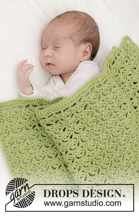 Green Bliss Blanket / DROPS Baby 46-14 - Dětská deka s krajkovým vzorem háčkovaná  z příze DROPS Cotton Merino