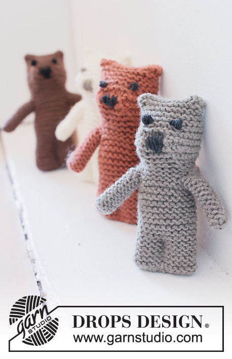 Tiny Bear / DROPS Baby 46-17 - Kötött játékmackó babáknak és gyerekeknek, DROPS Merino Extra Fine fonalból. A darabot fentről lefelé irányban készítjük lustakötéssel, valamint hímzett szemmel és orral. Téma: Puha játékok