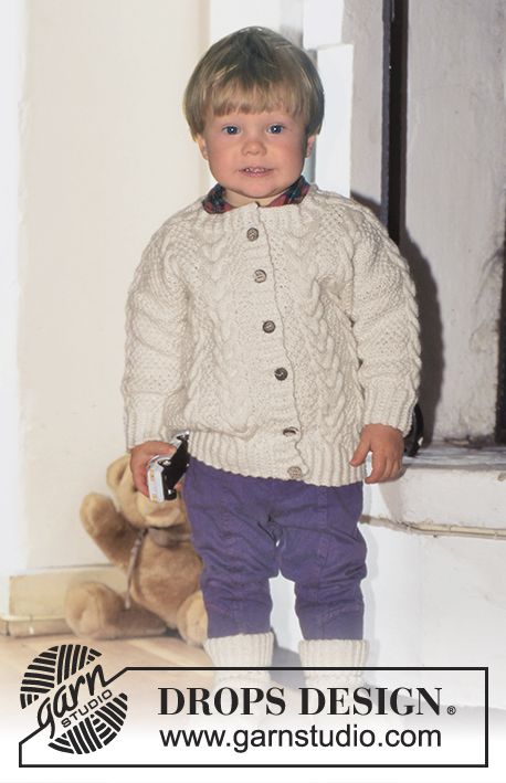 DROPS Baby 5-10 - Cardigan e calze in Karisma e Cotton Merino con trecce.