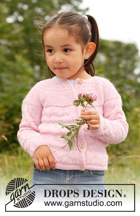 Illy / DROPS Children 22-16 - Casaco em tricô com encaixe arredondado e ponto rendado, em DROPS BabyAlpaca Silk. Tamanhos criança: 3 - 12 anos