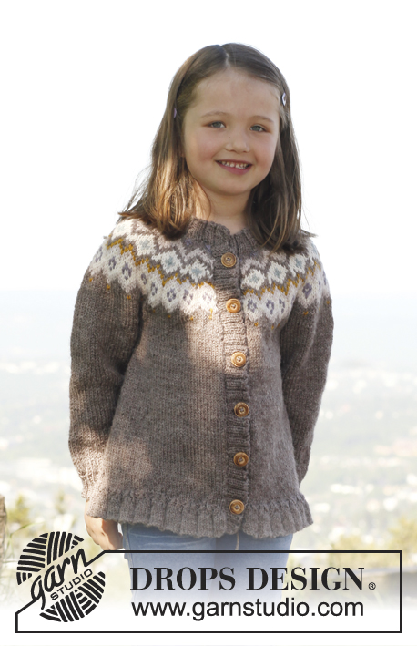 Silje jacket / DROPS Children 23-15 - Sweter rozpinany na drutach, obszyty falbanką i z zaokrąglonym karczkiem, z włóczki DROPS Karisma. Rozmiary od 3 do 12 lat.