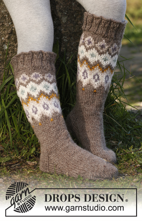 Silje socks / DROPS Children 23-17 - Gebreide sokken met patroon en ruche in DROPS Karisma. Maat 22 - 37.
