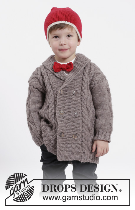 Charming Cooper / DROPS Children 26-16 - Conjunto de casaco em tricô com torcidos e gola xaile, gorro com  pompom e laço em DROPS Karisma. Tamanhos 2 - 12 anos