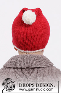 Charming Cooper Santa Hat / DROPS Children 26-18 - Komplet: świąteczna czapka z pomponem i muszka, z włóczki DROPS Karisma lub DROPS Lima. Od 6 miesięcy do 12 lat.