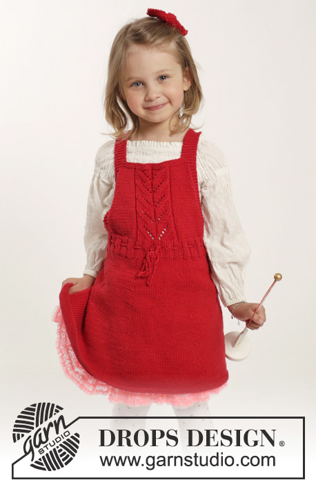 Sweet Alice / DROPS Children 26-4 - Stickad klänning med hålmönster och rätstickad hårrosett i DROPS Cotton Merino. Till baby och barn i stl 1 mån - 6 år
