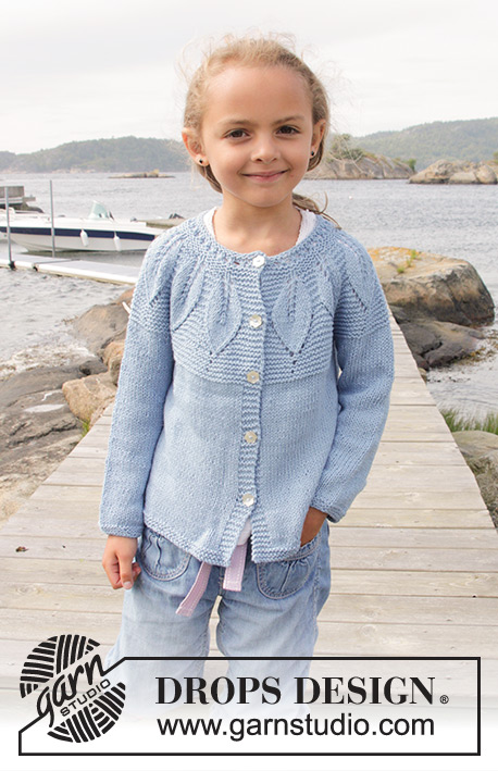Sweet Bay Jacket / DROPS Children 27-24 - Dětský propínací svetr s kruhovým sedlem s listovým vzorem pletený shora dolů z příze DROPS Belle. Velikost: 3 roky - 14 let.