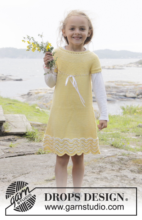 Bright Smile / DROPS Children 28-1 - Strikket kjole med bølgemønster, rundfelling, riller og knappestolpe midt bak, i DROPS Cotton Merino til barn i størrelse 3 - 14 år