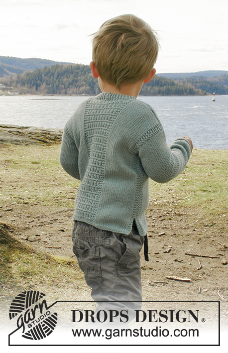 Adrien / DROPS Children 28-4 - Sweter rozpinany na drutach, ze ściegiem strukturalnym, dekoltem w kształcie litery V i pęknięciami na bokach, z włóczki DROPS Cotton Merino. Od 0 do 6 lat.