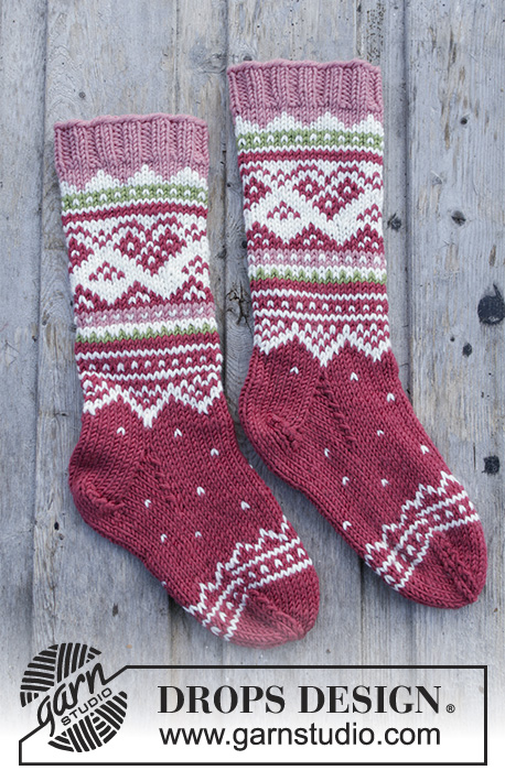 Visby Socks / DROPS Children 30-12 - Stickade sockor med flerfärgat norskt mönster till barn. Storlek 24 - 37. Arbetet är stickat i DROPS Merino Extra Fine
