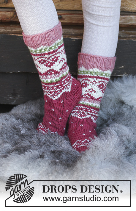 Visby Socks / DROPS Children 30-12 - Stickade sockor med flerfärgat norskt mönster till barn. Storlek 24 - 37. Arbetet är stickat i DROPS Merino Extra Fine