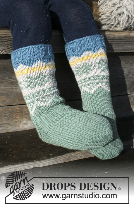 Seiland Socks / DROPS Children 30-6 - Gebreide sokken met veelkleurig Noors patroon voor kinderen. Maten 24 - 37.
Het werk wordt gebreid in DROPS Merino Extra Fine.