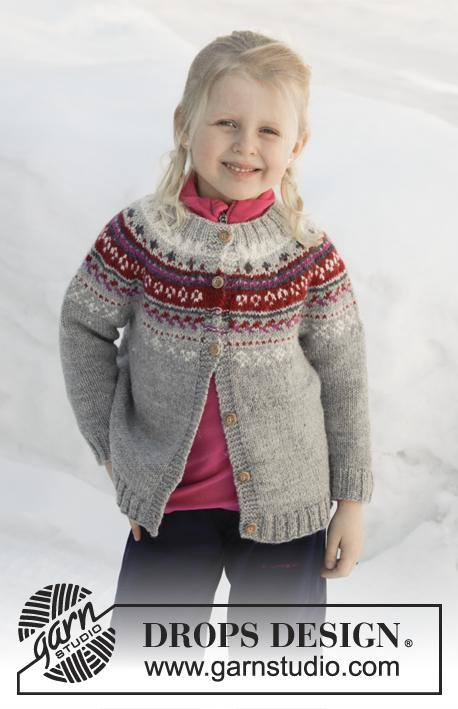 Winter Berries Jacket / DROPS Children 32-6 - Dziecięcy sweter rozpinany na drutach, przerabiany od góry do dołu, z włóczki DROPS Karisma, z zaokrąglonym karczkiem z żakardem norweskim, w kształcie trapezu. Od 2 do 12 lat.