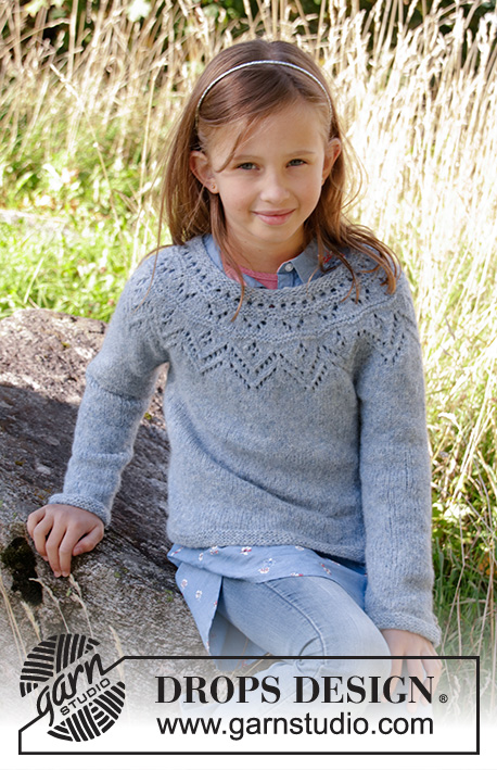 Agnes Sweater / DROPS Children 34-10 - Strikket bluse til børn i DROPS Sky. Arbejdet er strikket oppefra og ned med rundt bærestykke, hulmønster, glatstrik og retstrik. Størrelse 3-12 år.