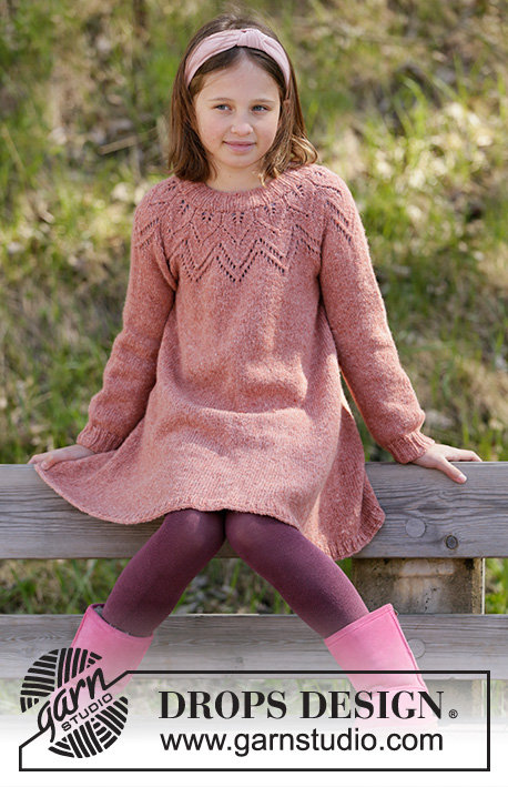 Woodland Fairy / DROPS Children 34-25 - Dětské šaty s ažurovým vzorem pletené shora dolů z příze DROPS Sky nebo DROPS Merino Extra Fine. Velikost 3-12 let.