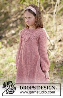 Woodland Fairy / DROPS Children 34-25 - Dětské šaty s ažurovým vzorem pletené shora dolů z příze DROPS Sky nebo DROPS Merino Extra Fine. Velikost 3-12 let.