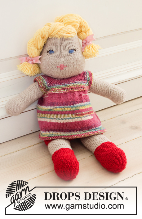 Disco Cora / DROPS Children 35-16 - Vestido tricotado com cavas raglan, calções e meias para boneca em DROPS Fabel.