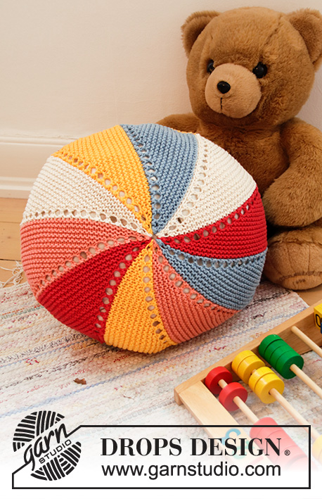 Colour Wheel Pillow / DROPS Children 35-4 - Capa de almofada tricotada em DROPS Paris, com riscas, ponto jarreteira e carreiras encurtadas.