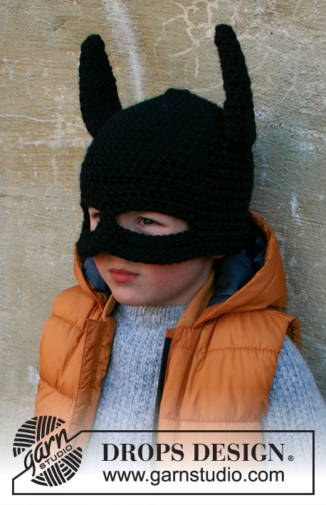 Bat Hat / DROPS Children 37-25 - Hekluð leðurblökuhúfa með eyru og grímu fyrir börn úr DROPS Snow. Stærð 1 - 8 ára. Þema: Halloween.