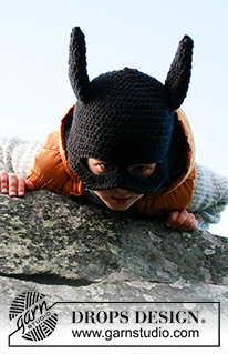 Bat Hat / DROPS Children 37-25 - Hekluð leðurblökuhúfa með eyru og grímu fyrir börn úr DROPS Snow. Stærð 1 - 8 ára. Þema: Halloween.