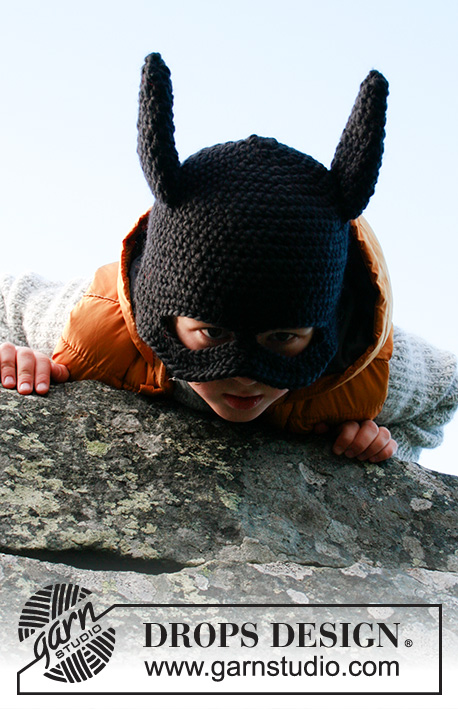 Bat Hat / DROPS Children 37-25 - Bat-bonnet avec oreilles et masque crocheté pour enfant en DROPS Snow. Du 1 au 8 ans. Thème: Halloween.
