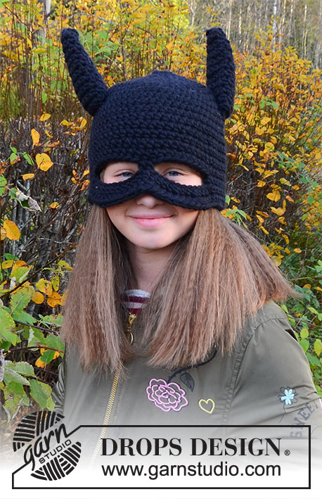 Bat Hat / DROPS Children 37-25 - Heklet flaggermus lue med ører og maske til barn i DROPS Snow. Størrelse 1 - 8 år. Tema: Halloween.