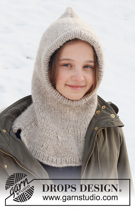Warm Snuggles Kids / DROPS Children 37-27 - Bonnet / cagoule tricotée pour enfant en DROPS Karisma et DROPS Brushed Alpaca Silk. Se tricote entièrement en jersey, avec une bordure en côtes. Du 12/18 mois au 12 ans.