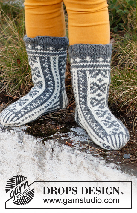North Star Socks / DROPS Children 37-4 - Strikkede sokker til børn med nordisk mønster i DROPS Karisma. Størrelse 24 - 37.