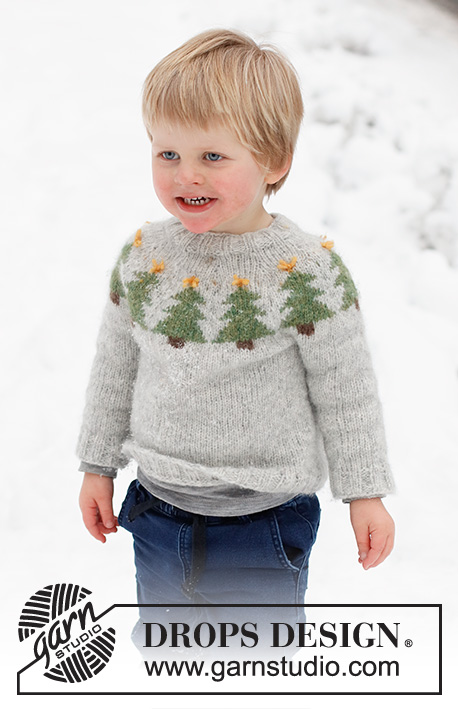 Merry Trees / DROPS Children 41-2 - Dziecięcy sweter / świąteczny sweter na drutach, przerabiany od góry do dołu, z zaokrąglonym karczkiem i żakardem w choinki, z włóczki DROPS Air. Od 2 do 14 lat. Temat: Boże Narodzenie.
