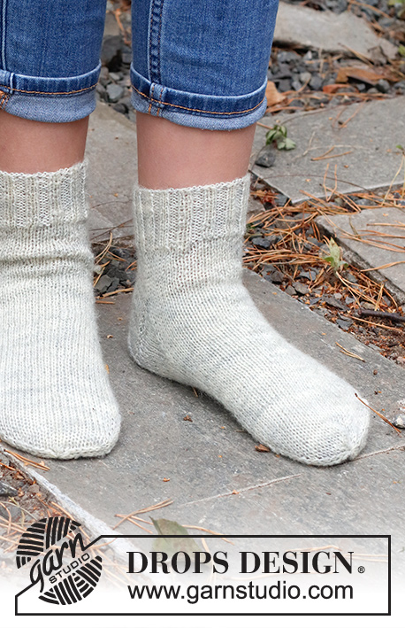Hopping into Autumn / DROPS Children 41-33 - Meias tricotadas para criança em DROPS Fabel. Números: 26 - 43.