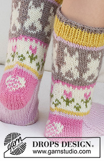 Dancing Bunny Socks / DROPS Children 41-35 - Gebreide sokken voor kinderen in DROPS Karisma. Het werk wordt van boven naar beneden gebreid in tricotsteek, met veelkleurig patroon en hart, Paaskuiken, Paashaas en bloem. Maten 24 - 43. Thema: Pasen.