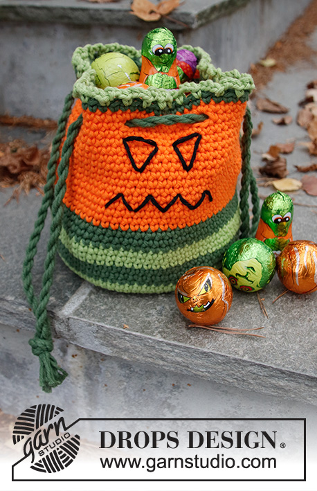 Scary Pumpkin Bag / DROPS Children 44-11 - Pruhovaná kabelka / sáček na sladkosti ve tvaru dýně háčkovaná v kruhových řadách s vyšitým obličejem z příze DROPS Paris. Motiv: Halloween.