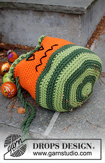 Scary Pumpkin Bag / DROPS Children 44-11 - Gehäkelter Süßigkeitenbeutel /Beutel / Tasche als Kürbis in DROPS Paris. Die Arbeit wird in Runden mit Streifen und aufgesticktem Gesicht gehäkelt. Thema: Halloween.