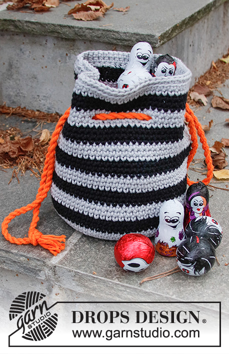 Spooky Stripes Bag / DROPS Children 44-12 - Virkat godispåse / väska i DROPS Paris. Arbetet virkas runt i ränder. Tema: Halloween.